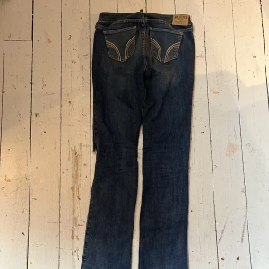 Raka jeans  - Säljer dessa lågmidjade raka jeans med hål på ena knäet, dom är slitna längst ner därav priset💗 Midjemåttet är 76cm 