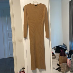 Stickad klänning - Stickad klänning i standard storlek. Helt ny utan kvitto. Är märket Zentoni.