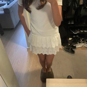 Säljer min vita kjol köpt från Lindex från deras märke HOLLY & WHYTE. Går inte att få tag på längre och endast använd några gånger