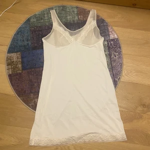 Nattlinne - Genomskinligt nattlinne. Knappt använt, fint till layers eller som kjol. Skulle uppskatta storleken till M