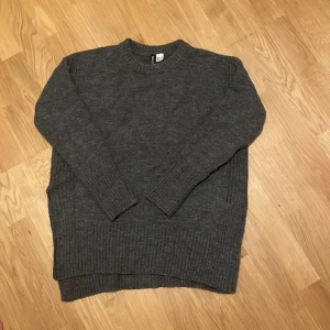 Stickad tröja från H&M med slits på sidorna  - En skön stickad tröja, bra skick inte noppig