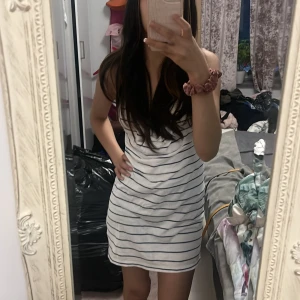 En randig ”klänning” - En randig klänning, den är strl M men sitter helt okej på mig som har XS som ni ser på bilden.