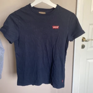 Levi’s t-shirt - En mörkblå Levi’s t-shirt i storlek 152 men sitter som en XS på mig. Ganska använd men ändå i väldigt fint skick💕