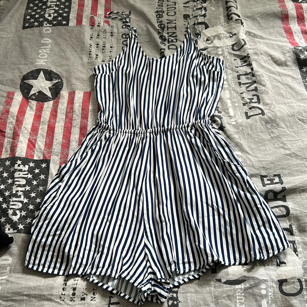 Väldigt fin playsuit från H&M i storlek 32. Justerbara band. Inga hål eller fläckar eftersom den inte är använd mycket! . Klänningar.