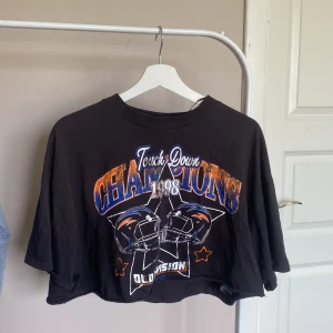 Magtröja (t-shirt) - Svart magtröja (t-shirt) med tryck på från H&M i storlek S. För mig är den för stor i storleken men passar säkert på någon annan mycket bättre.💕Den är knappt använd så fint skick💕