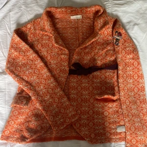 Orange ODD MOLLY kofta - Unik orange Odd Molly kofta använd men i gott skick. Koftan är i storlek 4 och är gjord av 80% lammull och 20% nylon.  Kontakta mig för fler bilder eller frågor⭐️✨