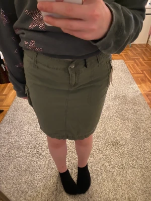 Jenaskjol  - Säljer en jätte snygg jeans kjol som inte kommer till någon användning💘Den har fickor med knapp och dragkedja💗Storleken på kjolen är 38 och märket esprit, säljer för 120 + frakt💕🛍️Den är som nyskick!