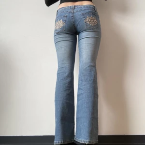 Y2k jeans - Y2k jeans med coola fickor🧚‍♀️✨lite nötta i fotändarna, en rhinestone har ramlat av och en liten fläck (skriv för bild). Innerben: 80 cm. midja: 76 cm.  Endast frakt 🎀 använd gärna köp-nu ⭐️ om den inte är markerad sålt finns den kvar🥀