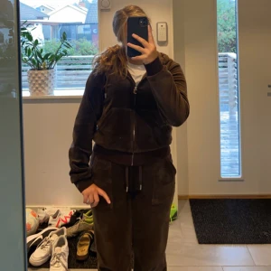 Juicy couture set - Ett brunt juicy set i väldigt bra skick, om du har fler frågor skriv privat, köparen står för frakten💕💕💕
