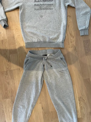 Peak performance set i strl 160 - Strl 160 kan förekomma ngn fläck därav pris