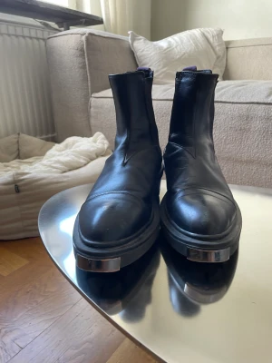 Eytys  - Eytys boots, lätt slitna men fantastiskt fin gummisula.   Används ej så låter dessa gå vidare. 