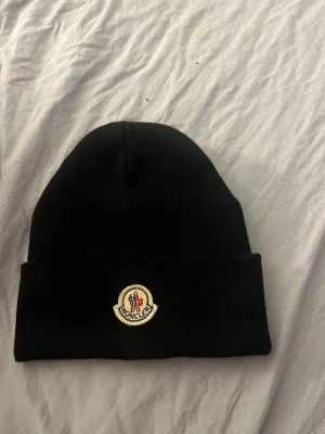 Moncler beanie mössa - Svart äkta Moncler mössa. Köpt för 3000 kr från Monclers hemsida.