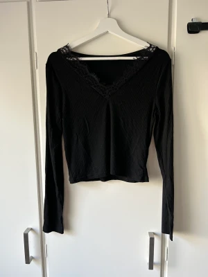 Långärmad tröja med spets - Långärmad tröja med spets i strl L