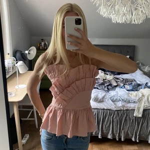 fin topp - Asgullig & unik topp med justerbara & avtagbara band. Helt ny med lapp kvar, 200kr, strl s💞💞