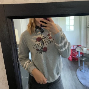 Grå hoodie  - Hoodie med tryck från SHEIN. Sparsamt använd.