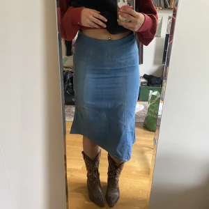 retro jeanskjol y2k asymmetrisk  - Super fin retro jeans kjol gjord i ett tunt skönt bomulls tyg. super fint skick, strl 38