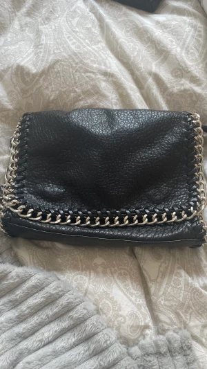 Tiamo väska  - Säljer min älskade tiamoväska som jag har använt mycket men inte så mycket längre, den är fortfarande jättefin och bra. Hör av er vid frågor 💕