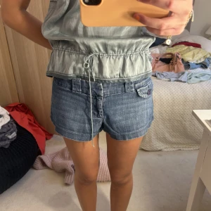 Lågmidjade jeansshorts  - Säljer denna sjukt snygga lågmidjade jeansshorts 
