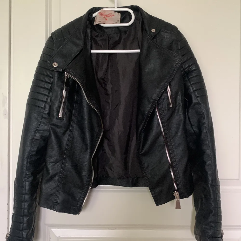 Chiquelles Voyells moto jacket skinnjacka i storlek 36 svart. Helt ny och aldrig använd, säljer den på grund av att den är för liten. Nypris 799kr. Jackor.
