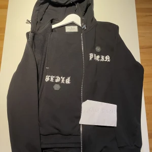 Philipp plein trackssuit -  Splitterny Philipp plein tracksuit  Nypris: 11000kr Pris: 6000kr  Splitterny tags och kvitto finns   Skicka iväg ett meddelande vid frågor eller funderingar! Finns i Sundsvall men kan fraktas över hela Sverige med fri spårbar frakt!