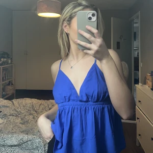 Blått linne! - Superfint blått linne med dragkedja och justerbara axelband. 