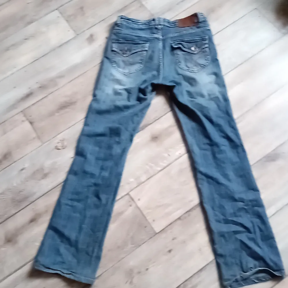 Blåa lågmedjade byxor som går ner där nere. Jag älskar dom men dom är lite för små för mig. . Jeans & Byxor.