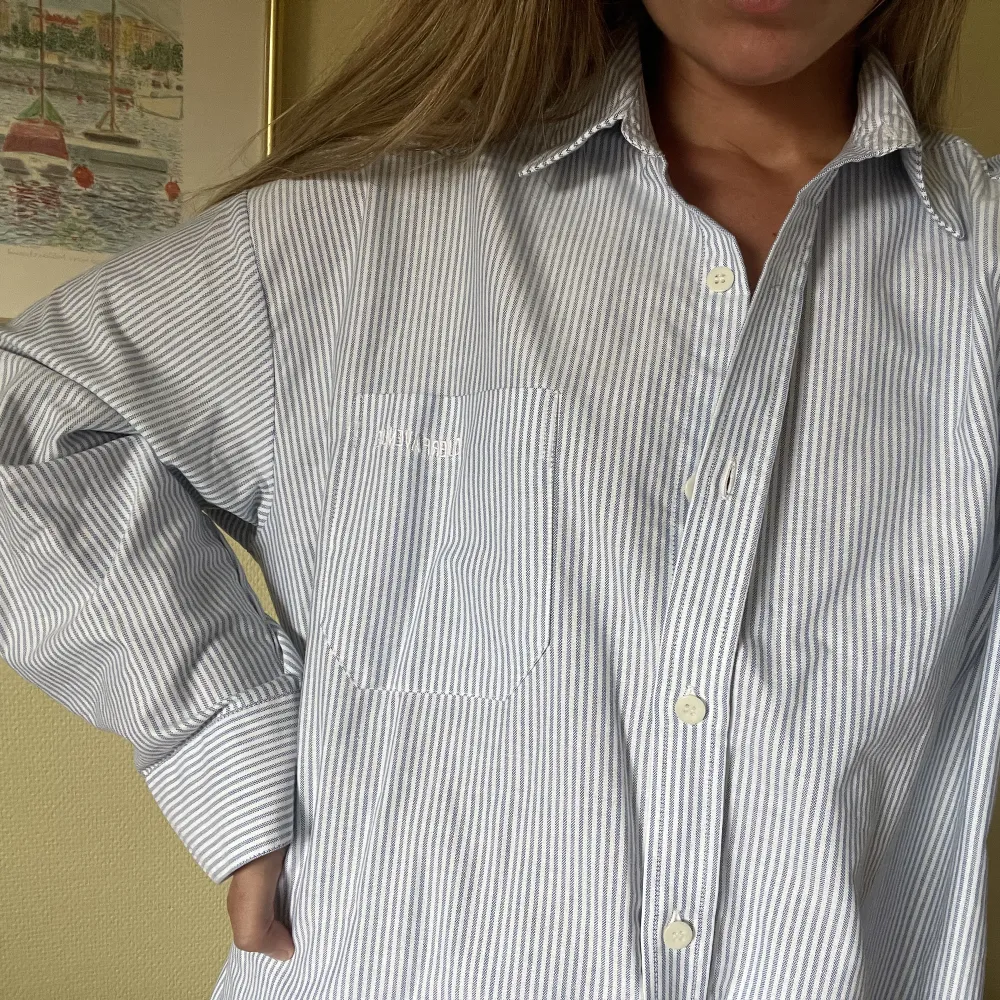 Djerf Avenues Breezy shirt i blårandigt! Använd 1 gång. Storlek S. Underbar tröja som sälj pga jag köpt en likadan fast annan färg ☺️. Skjortor.