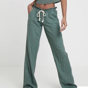 Roxy linnebyxor  - Säljer mina superfina Roxy linnebyxor i denna fina gärna färg. Sparsamt använda och originalpris är 600 kr. Slutsålda dessutom ❤️