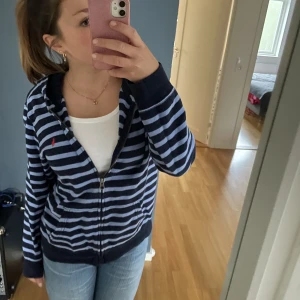 Snygg polo Ralph lauren zip up! - Snygg randig polo zip up! Den är såå mysig och skön. Den är i barnstorlek men passar bra till en xs/s. Skriv för frågor! 