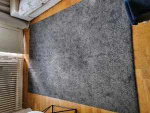Matta mörkgrå - 240×170 cm  Bra matta till vardagsrummet. Ej slitet!  Haft rumsren katt. :)