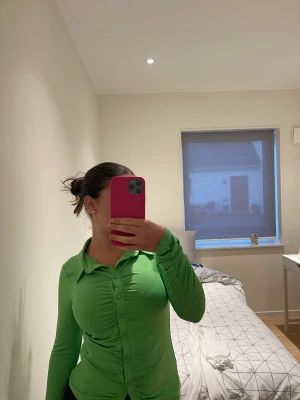 skjorta  - En grön skjorta, helt oanvänd!! Köpte för några månader sen men inte kommit till användning :( 