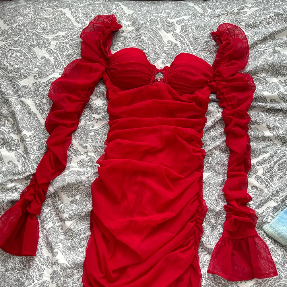 Röd klänning från oh polly med superfin passform. Använd 1-2 gånger och i jätte bra skick. Storlek UK 8.  För referens är jag 172cm lång. . Klänningar.