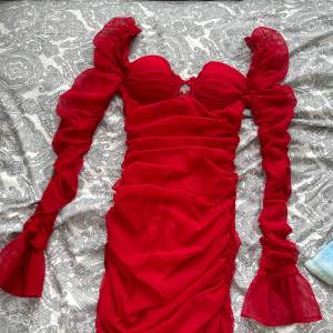 Röd klänning från oh polly med superfin passform. Använd 1-2 gånger och i jätte bra skick. Storlek UK 8.  För referens är jag 172cm lång. 