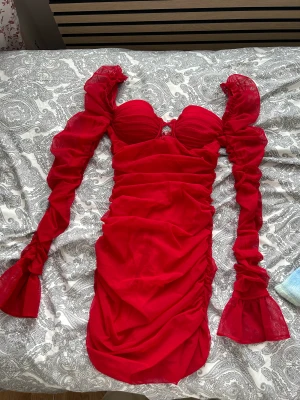 Klänning oh polly  - Röd klänning från oh polly med superfin passform. Använd 1-2 gånger och i jätte bra skick. Storlek UK 8.  För referens är jag 172cm lång. 