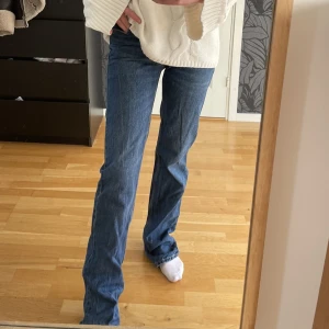 Zara Jeans - Straight Jeans i mörkblå färg från Zara!! Mid/low waist. Säljer då det blivit lite för små för mig. Är i mycket fint skick😋