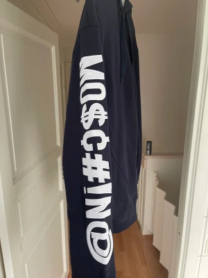 Moschino zip hoodie - Zip hoodie från Moschino Endast testad en gång inomhus, helt ny! Orderbekräftelse finns om så önskas