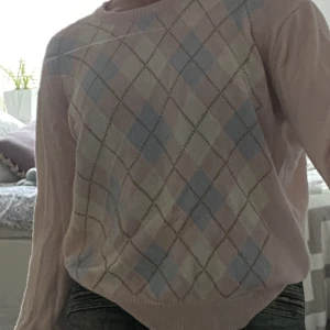 brandymelville tjocktröja - tjocktröja från brandy melville knappt använd så i bra skick.  perfekt till hösten😍