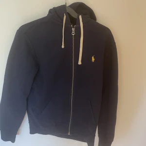 Polo Ralph lauren - En Polo Ralph Lauren Zip hoodie köpt från Zalando för 1700kr Storlek: Small  Använd en gång då den var förliten skick 10/10 🔥 Priset är förhandsbart 🙌🤝💸
