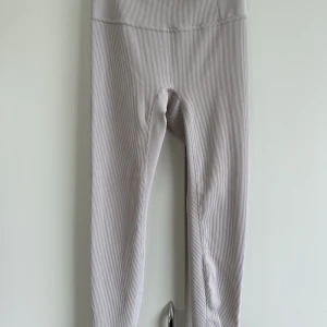 Tights från Halara, ribbade beiga storlek S - Endast testade. Från Halara  Ribbade tights i storlek S