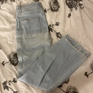 Madlady bootcut jeans - säljer mina ljusblåa bootcut jeans från madlady i storlek 34 då de inte kommer till användning🩷 