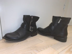 Stövlar  - Stövlar som säljs då de är för små för mig Storlek: 39 Pris: 40