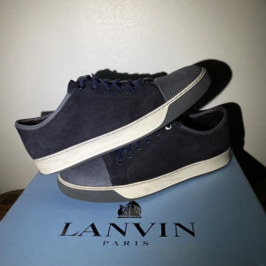 Lanvin Cap Toe Sneaker Blue Suede - Hej, säljer ett par unika Lanvin Cap Toe Sneakers i utmärkt skick. Både mocka och toebag i bra skick. Unik colorway med olika nyanser av blått och riktigt snygga. Nypris 4000kr. Size 8=42/43. Pris inte hugget i sten. Hör av dig vid frågor. 