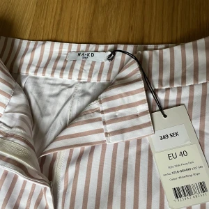 Byxa oanvänd NA-KD - Beige/vit randig, fina, storlek 40.