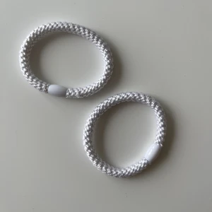 Vita hårsnoddar  - 10kr+ frakt 