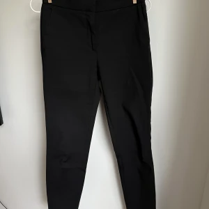 Kostymbyxor  - Kostymbyxor med resor i midjan. Så det sitter bra men också skönt 