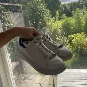 Alexander Mqueen - Säljer dessa mqueens i en populär coloway, navy. De är i använt skick och saknar box. Har digitalt kvitto! Skriv vid intresse!🌟