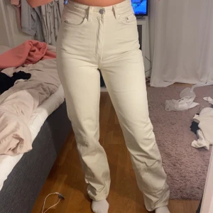 Vit/beiga Weekday jeans  - Vit/beiga Weekday jeans i modell Row storlek W26/L34. Hög midja.  Använda fåtal gånger. Ser oanvända ut. 