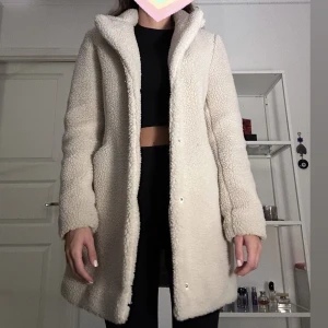 Teddyjacka - Teddyjacka/kappa använd en vinter och fläckfri. Köpt för 700. Pris kan diskuteras. 