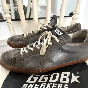 Golden goose - Jättefina golden goose i okej skick. Dem är använda en del men fortfarande väldigt fina. Det ingår en dustbag. Storleken är 45 men kan även passa 44. Kontakta oss för fler frågor eller funderingar!