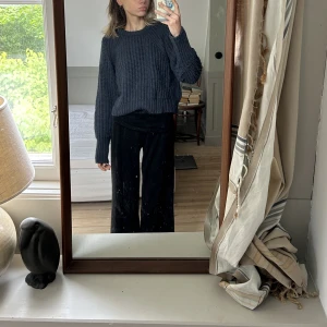 Blå stickad tröja - Höstens stickade tröja. Lite tjockare och väldigt mjuk i materialet. Möts upp vid slussen om så önskas🫵🫶